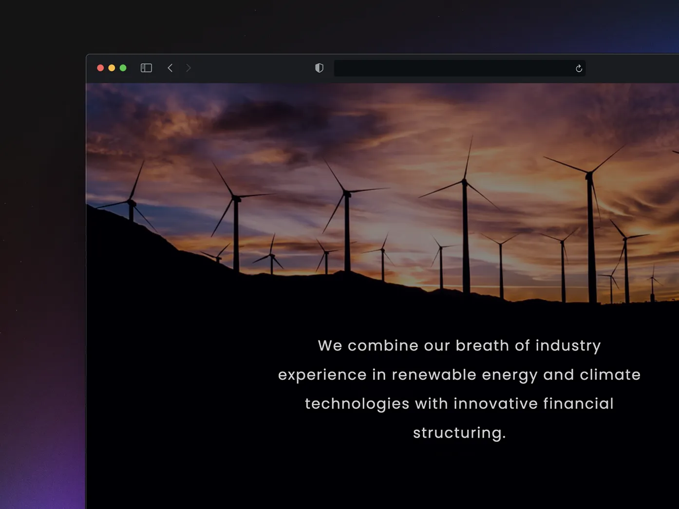 Página de inicio del sitio web de Enercar con fondo de Parque eólico al atardecer con turbinas de viento girando, representando energía renovable y sostenibilidad.